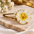 Elegant Golden Floral Hair Clip – Pearl White Flower Design Add a touch of elegance and beauty to your hairstyle with this stunning golden floral hair clip. Featuring a delicate pearl-white