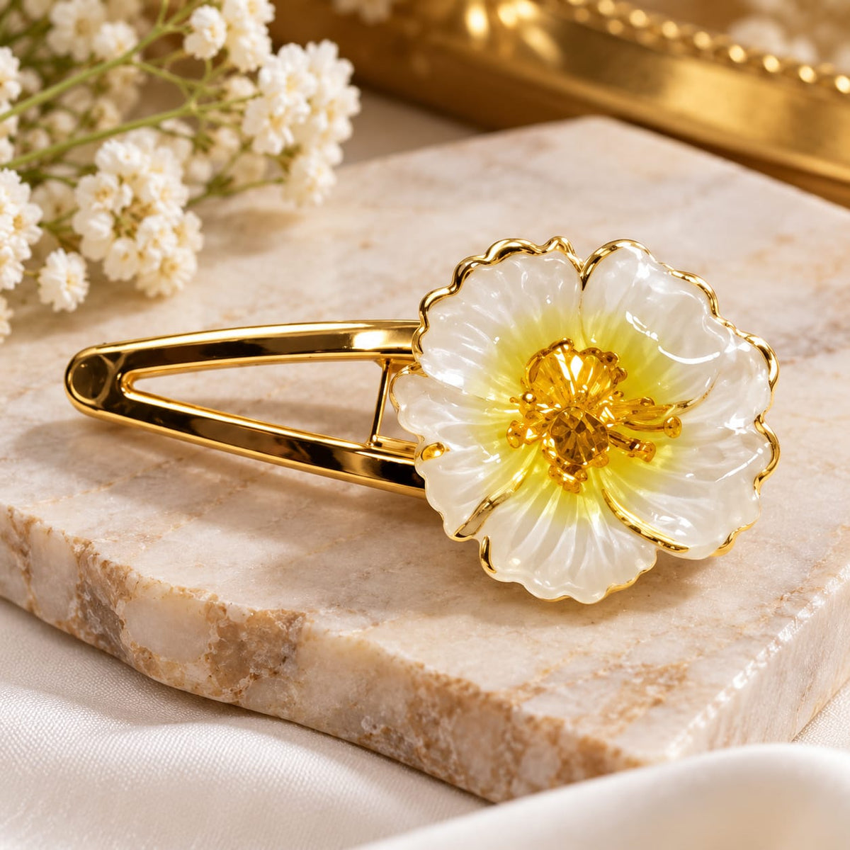 Elegant Golden Floral Hair Clip – Pearl White Flower Design Add a touch of elegance and beauty to your hairstyle with this stunning golden floral hair clip. Featuring a delicate pearl-white